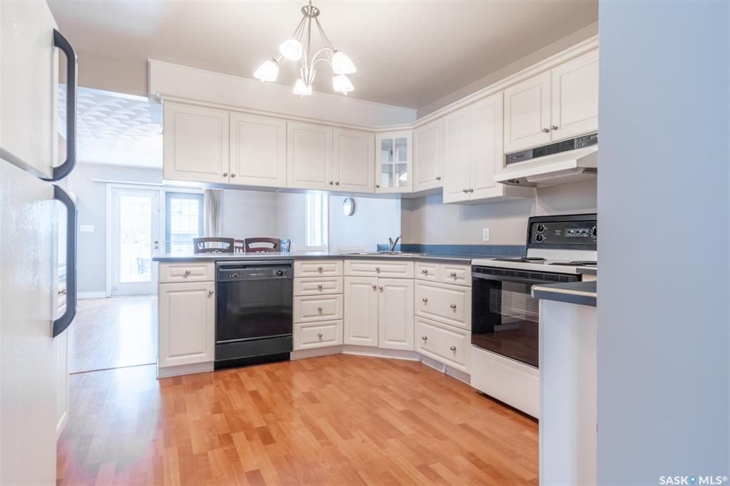 HOLLISTON小区3室2卫独立屋，1280尺，位于安静街区。可以步行至学校，附近有商业区，购物方便，公交线路齐全交通便利。房屋保养好。宽敞客厅带壁炉，开放式厨房，装修精美，白色高级橱柜台面，特色卤素灯，双水池，大量的储物空间。一楼两间全尺寸卧室，地下室已装修有一间卧室，一个卫 - 7