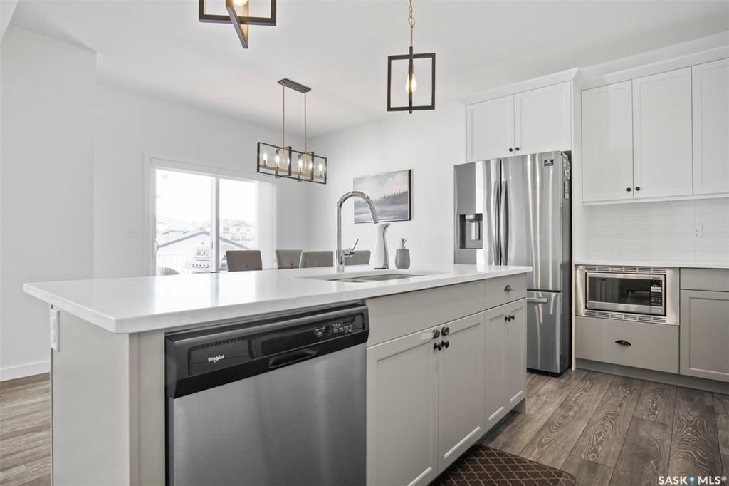 Brighton小区2019年建近2000尺4房4卫独立屋出售！院子私密不靠邻居，步行至公园，购物，及未来规划小学。1 楼9尺层高，带独立书房，开放式设计客厅带壁炉，厨房大理石台面，背景砖，高级不锈钢家电，带独立角柜。大窗户好朝向好彩光。二楼3个大卧室外加超大多功能厅，大主卧带步 - 9