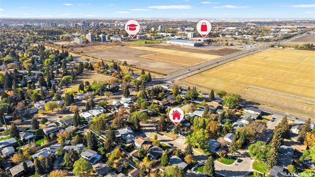 绝佳好位置Greystone Heights小区，步行至大学，8街购物等设施。大尺寸1310尺4房4卫平层独立屋出售。占地7326尺大地块，原橡木地板，客厅带天然气壁炉，好彩光，主卧带独立洗手间，地下室带独立出入口，完整装修有一个多功能厅带水吧台，独立书房，一个大窗户卧室，另有2 - 5