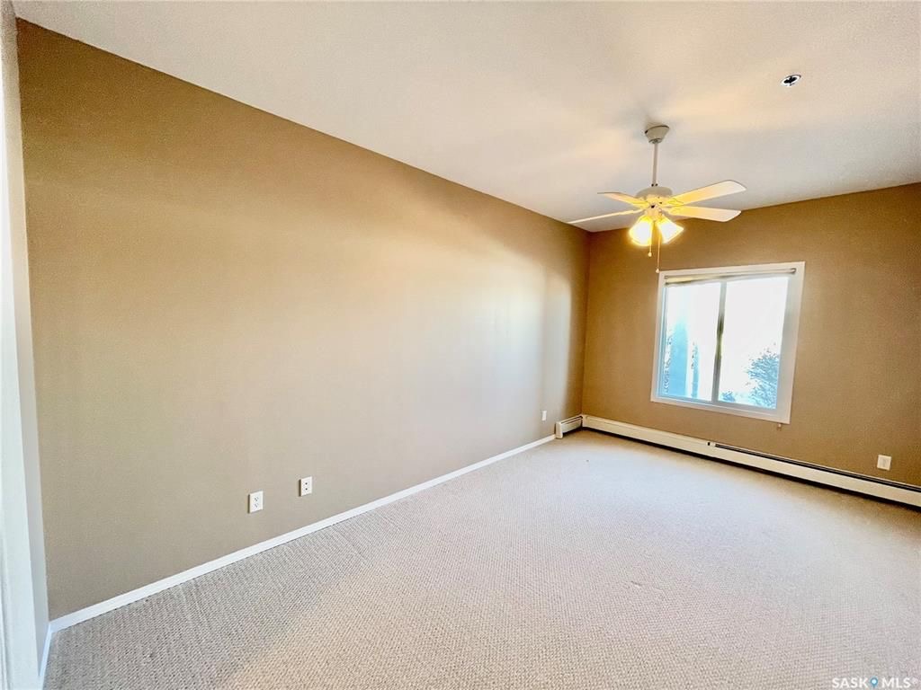 University Heights小区1000尺2房2卫高档公寓出售。2004年建，带1车库1车位。挑高层高，带独立阳台储物间，全新刷漆。楼内有健身房会议室。步行至百年高中，小学，公园，购物超市。挂牌价格 $199,900。详情联系地产经纪Gary Gai 盖王睿 306341 - 9