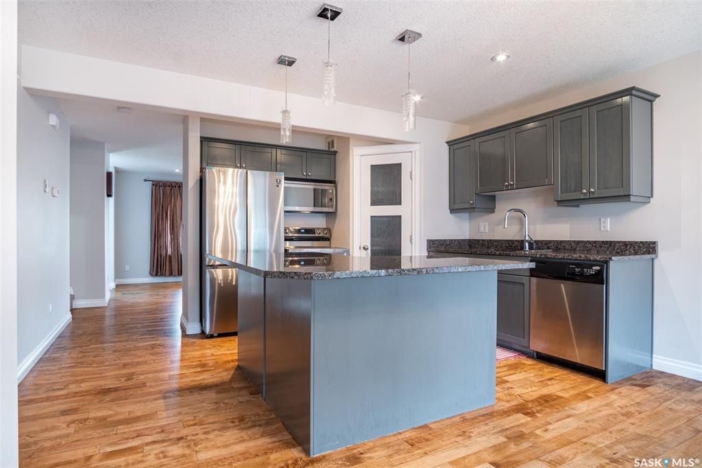 Willowgrove小区2010年建1406尺4室4卫双层独立屋出售。近公园，学校，购物中心，交通便利。高档社区，高品质装修。最近翻新实木地板和瓷砖地板，厨房全大理石台面，较新的不锈钢设备。地下室装修有一房一大家庭厅一书房一洗手间。外加双保温车库，大露台，后院合理设计且私密性强 - 6