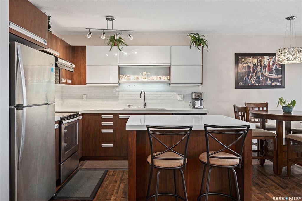 Willowgrove小区3房3卫地下室完全装修联排出售。近小学，高中，公园，购物。后院朝南采光好，高档装修：实木地板，大理石台面，桃木内门，不锈钢家电，大尺寸房间，家具可商量。挂牌价格：$295000。详情请联系地产经纪Gary Gai 盖王睿 3063413677 微信：ga - 6