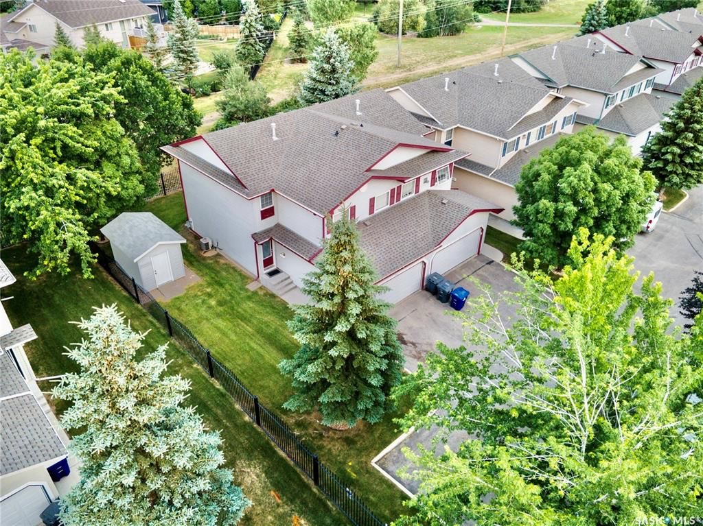 Arbor Creek小区 1364尺双车库联排边户出售。背靠绿地公园。位置安静便利。附近有小学，高中。多窗户大客厅，二楼2个大卧室外加一个大多功能厅。地下室装修有1活动厅带窗户外加完整洗手间。新换瓦片，刷漆，车库门 ，地板，部分家电。挂牌价格 $329900。详情联系Royal - 7