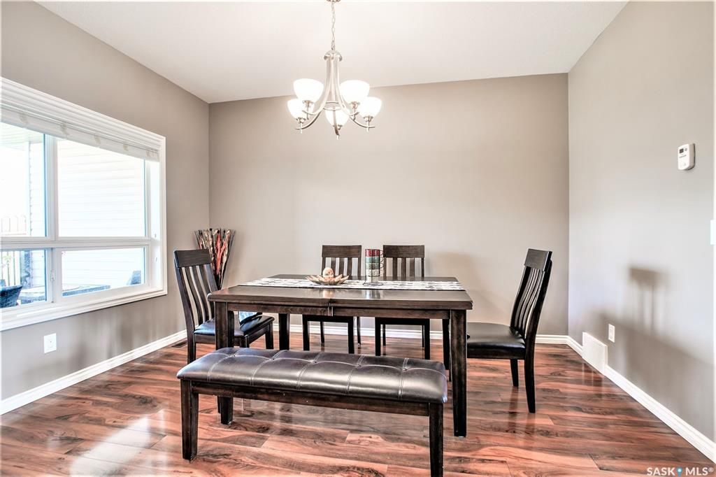 Willowgrove小区2012年建1320尺3房3卫联排别墅出售。房屋年代新，步行百米至两所小学和公园，近百年高中，近购物中心。一楼朝阳自然光充足，客厅宽敞明亮。9英尺挑高，高级复合板地板，全花岗岩台面，枫木橱柜，不锈钢厨房设备。二楼2个超大卧室均带独立洗手间和步入式衣柜。地 - 7