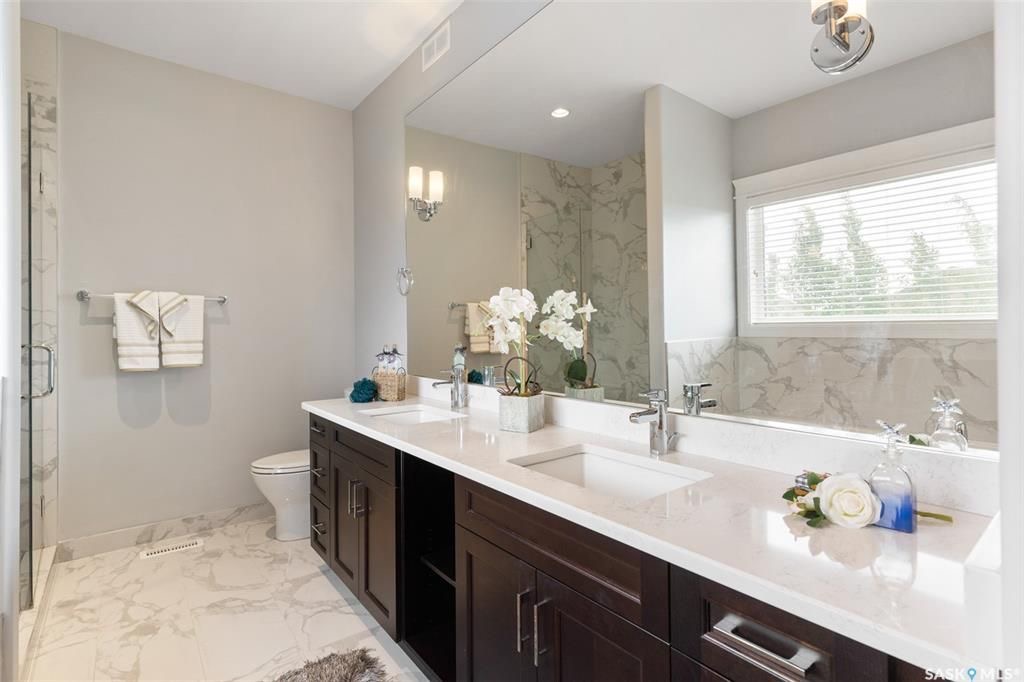 Rosewood小区核心安静路段，步行至小学公园，近2600尺5房5卫豪华装修独立屋出售。一楼入户挑高顶，超大独立办公室，实木地板，10尺层高，超大客厅天然气壁炉，开放式厨房，枫木橱柜到顶，大理石台面，天然气明火炉头。 二楼4房3卫。主卧带干湿分离洗手间地热，双洗手台，步入式衣柜 - 23