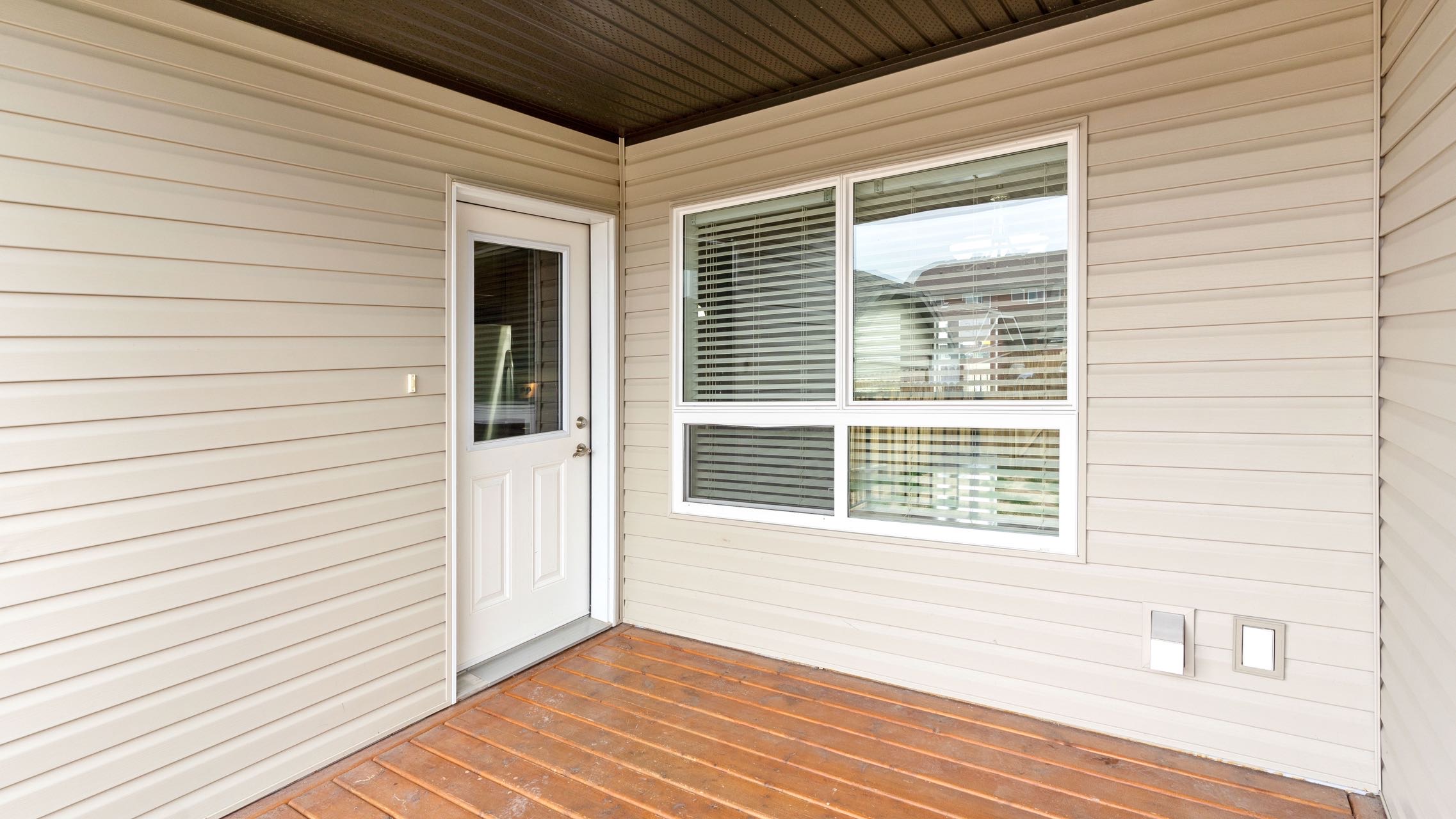 Willowgrove小区2012年建1315尺2房3卫联排别墅出售。房屋年代新，步行百米至两所小学和公园，近百年高中，近购物中心。一楼朝阳自然光充足，客厅宽敞明亮。9英尺挑高，高级复合板地板，全花岗岩台面，枫木橱柜，不锈钢厨房设备。二楼2个超大卧室均带独立洗手间和步入式衣柜。地 - 32