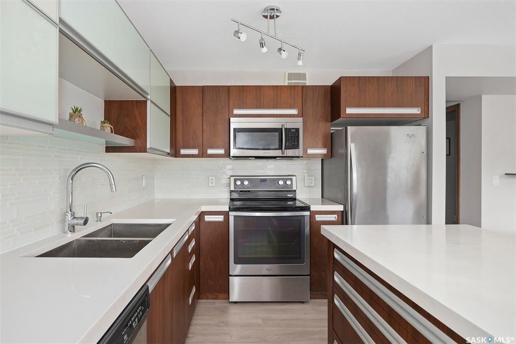 Willowgrove小区2012年建3房3卫1340尺安静边户联排别墅出售。地理位置安静私密，面朝农田美景，主卧窗户可赏北极光。房屋年代新，整体保养好。交通便利，可步行至两所小学和公园，近百年高中，近购物中心。一楼多窗户自然光充足，客厅宽敞明亮。新换地板，理石台面，纽约现代风橱 - 13