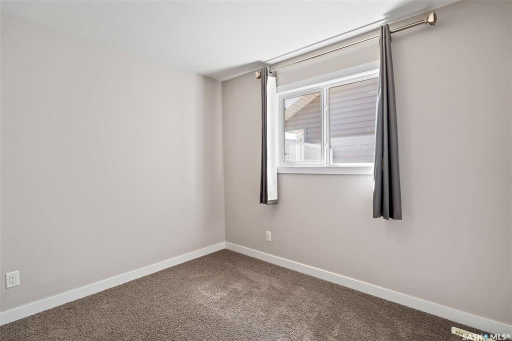 位于Stonebridge 小区紧靠公园绿地，近小学，购物设施，2015年建1249尺Bi Level错层独立屋5房3卫含2室一厅合法出租地下室，出售。 保养如新，大窗户采光好，高档装修，地下室有额外活动空间用于房主使用，外加地下室两房合法出租套间（独立出入，独立电表，独立厨房洗 - 18