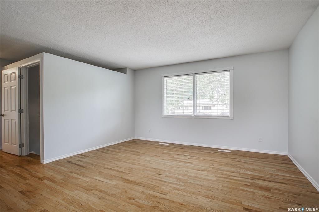 East College Park 816尺错层独立屋出售。 4房2卫。部分实木地板，全新刷漆，升级厨房台面，洗手间。地下室全新翻修，2房1厅1卫卫，超大窗户明亮好采光，较新窗户，较新暖气设备。挂牌价格 $309000。详情联系地产经纪Gary Gai 盖王睿 - 4