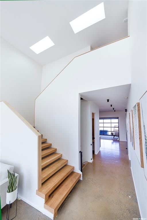 Aspen Ridge小区3600尺地下室步出式独立屋出售！超过5000尺居住面积，绝佳位置背靠自然保护野地，绝佳无遮挡小湖景视野。4房6卫双厨房（中式+西式+嵌入式德国米勒顶级家电), 室内室外独一无二顶级配置装修，全屋水泥地面高科技地热系统，全屋智能系统，7个天窗，白橡木加大 - 12