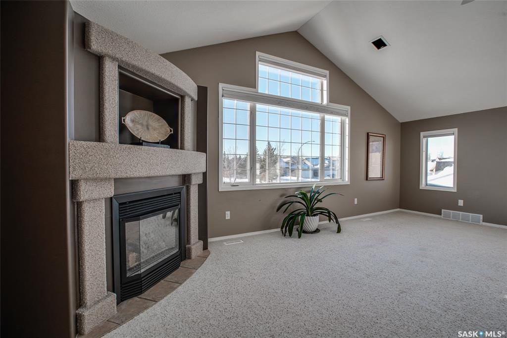 Arbor Creek小区 1925尺5房4卫独立屋出售。面朝公园好景色。位置安静便利。附近有小学，高中。多窗户大客厅，厨房石头台面，实木地板装修。二楼4个大卧室（其中一个超大卧室可作为多功能厅）。地下室完全装修有1房2厅，大窗户。新换瓦片，全新刷漆。另有独立私密后院和独立出入口 - 7