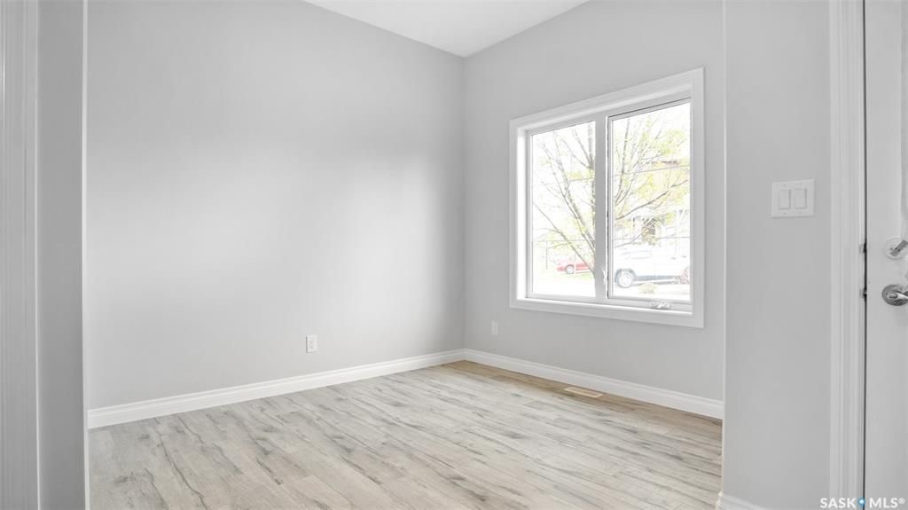 Evergreen小区2014年建3房3卫1书房大尺寸1804尺联排出售。带独立院子及连体车库。房屋特点：一楼书房，9次层高，新合成板地板，枫木厨房带不锈钢家电，客厅大窗好采光，二楼3个大卧室，主卧带步入式衣柜外加独立洗手间浴缸双洗手台。地下室未装修，高层高，带大窗户。房屋全新刷 - 6