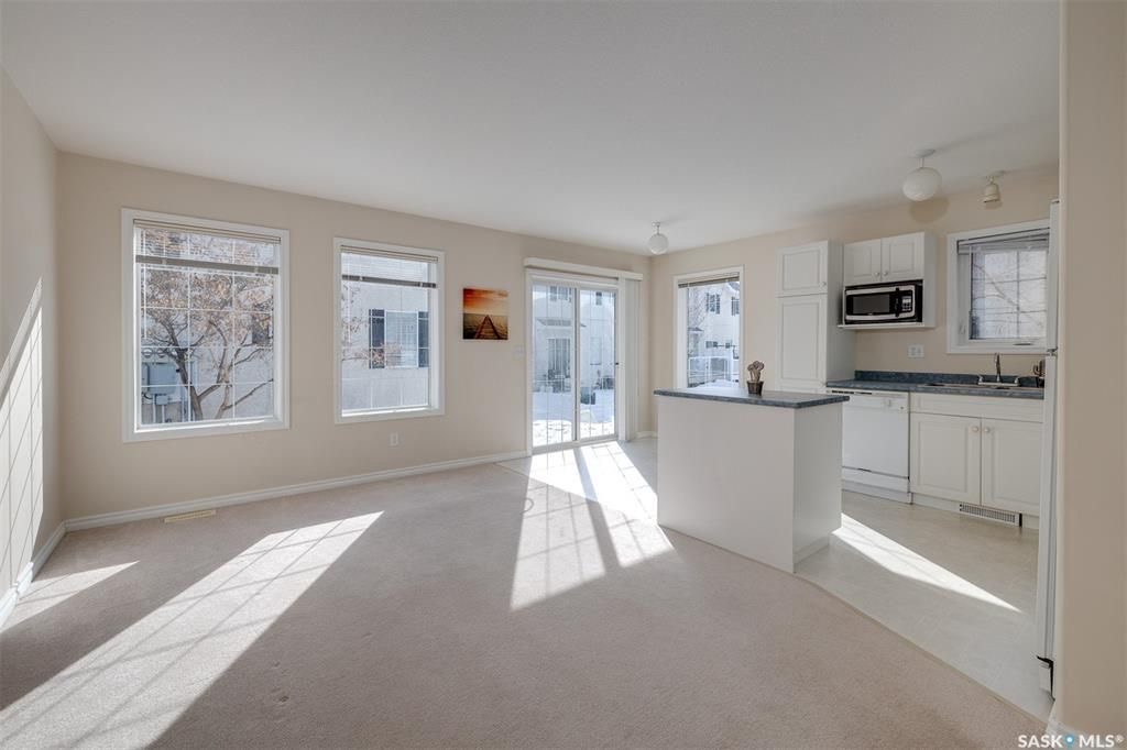 Briarwood小区边户联排出售3房2卫，地下室装修有一个大的家庭厅。多窗户采光极好，带中央空调。安静边户（不靠街）多绿地。挂牌价格 $259900。详情联系地产经纪Gary Gai 盖王睿 3063413677 微信：gary3677 网站：garygai.com - 3