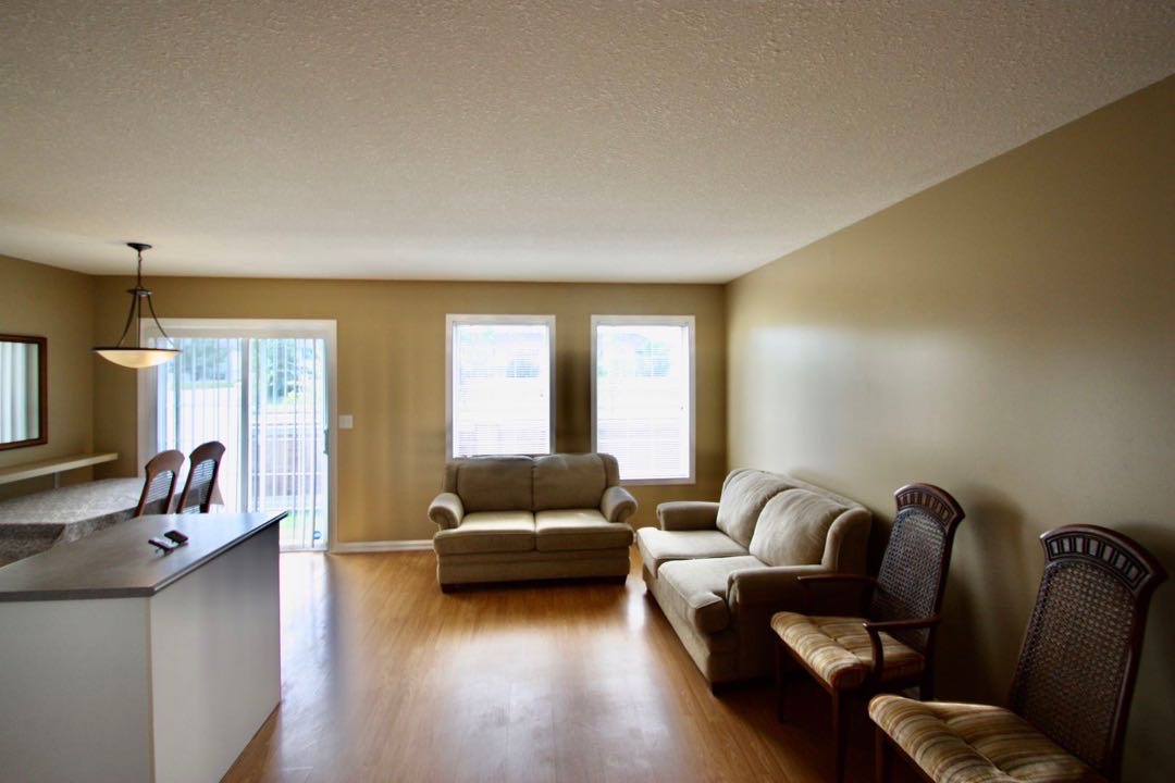 Briarwood小区3房3卫联排屋出租，地下室完全装好。带连房子单车库外加一个室外车位。2003年建，约1250尺。带部分基本家具。$1650/月 包水，物业包除草除雪。一年起租，不分租，不抽烟，不养宠物。希望租客干净整洁守信讲理。有意请联系 Gary 3063413677 微 - 4