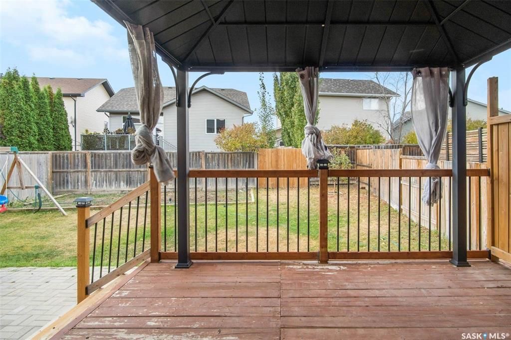 Stonebridge小区步行300米至小学，购物，4房4卫完全装修独立屋出售。2013年建造，安静私密路段，不靠主马路，近社区大公园。 1楼大客厅大窗户好采光，白色现代橱柜，不锈钢家电，充足操作台及收纳空间，2 楼3个大卧室，主卧带独立洗手间步入式衣柜。地下室完全装修有1大家庭 - 21