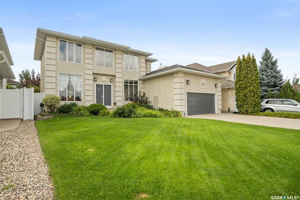 ERINDALE小区最佳路段大地块，2129尺4房4卫1书房独立屋出售。位于公园和湖的对面，步行可达学校。外观设计出彩，内部特色高级装修。一楼实木地板和瓷砖地板组合，挑高10尺层高，大客厅，大家庭厅，外加书房。开放式厨房，花岗岩台面，瓷砖背板，明火炉灶。二楼有3个大尺寸卧室，超大 - 4