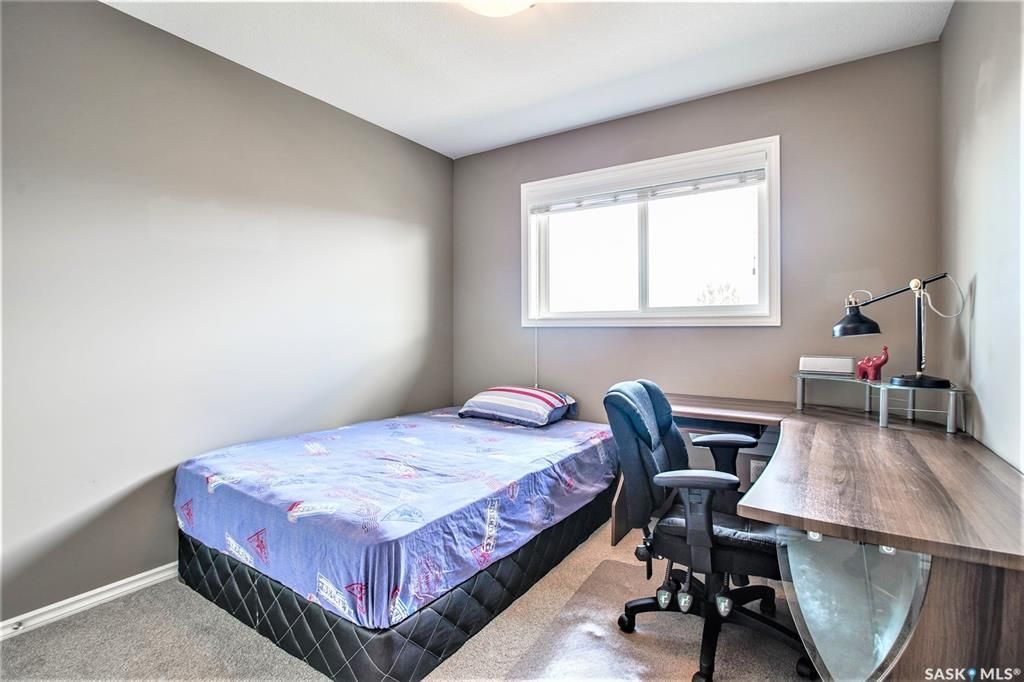 Willowgrove小区2012年建1320尺3房3卫联排别墅出售。房屋年代新，步行百米至两所小学和公园，近百年高中，近购物中心。一楼朝阳自然光充足，客厅宽敞明亮。9英尺挑高，高级复合板地板，全花岗岩台面，枫木橱柜，不锈钢厨房设备。二楼2个超大卧室均带独立洗手间和步入式衣柜。地 - 15