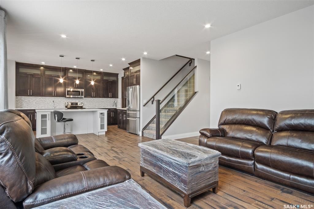 EVERGREEN小区2014年新建2197尺4房4卫1书房1多功能厅双层独立屋（外加地下室合法独立出租套间） 出售。房屋位置佳，位于两所小学正对面，步行公园，周围生活设施齐全。高档装修，一楼实木和瓷砖地板，枫木橱柜，石英石台面。一楼除餐厅客厅外，还有一间大尺寸书房。二楼共三间全 - 5