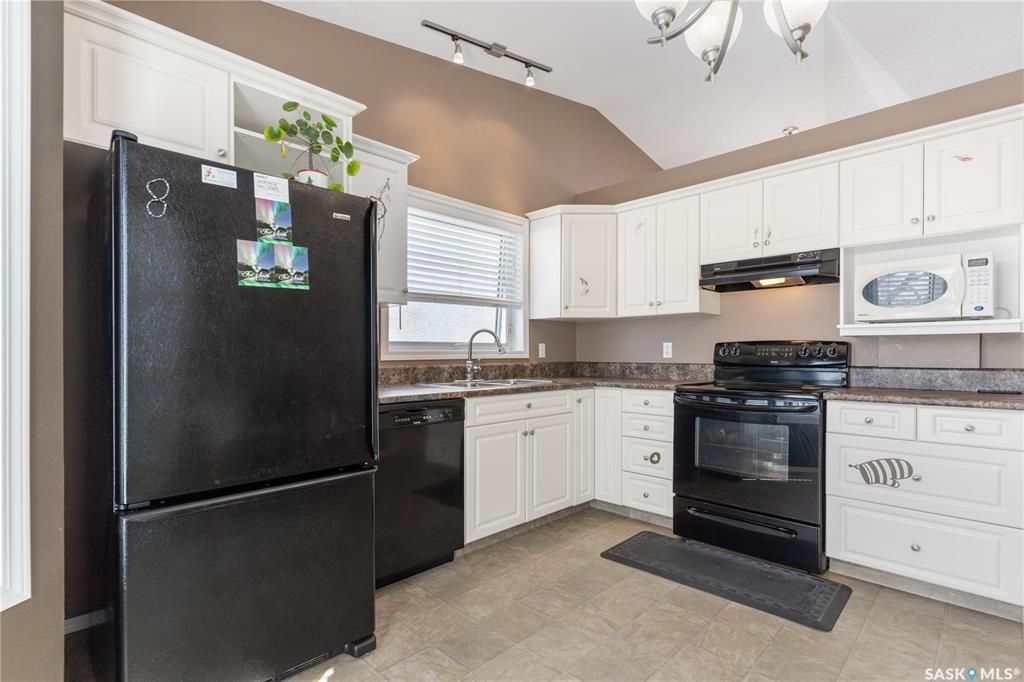 Wildwood小区错层边户联排出售。3房2卫连房子单车库外加室外双停车位，后院露台。主层挑高天花板，合成板地板，半地下室大窗户，近期更换高校锅炉和热水器。房屋保养优，采光好，近公园，学校，购物。挂牌价格 $305,000。详情联系地产经纪Gary Gai 盖王睿 3063413 - 13