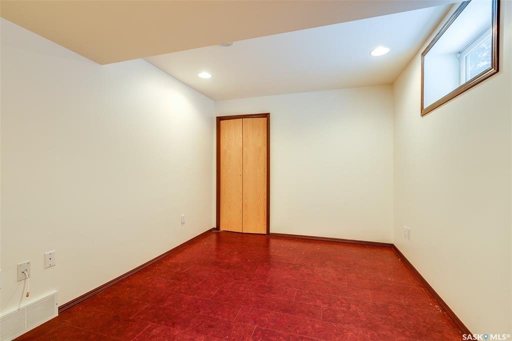 Lakeridge小区 步行200米到两所优质小学，1973尺 5房3卫独立屋出售，错层结构，良好保养，橡木橱柜，新漆墙面，大窗户多面朝阳采光，连房子双车库，安静路段，大地块，开价：$439000。有意请联系地产经纪Gary Gai 3063413677 微信：gary3677 - 17