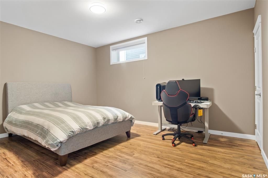 Brighton小区2019年建近2000尺4房4卫独立屋出售！院子私密不靠邻居，步行至公园，购物，及未来规划小学。1 楼9尺层高，带独立书房，开放式设计客厅带壁炉，厨房大理石台面，背景砖，高级不锈钢家电，带独立角柜。大窗户好朝向好彩光。二楼3个大卧室外加超大多功能厅，大主卧带步 - 30