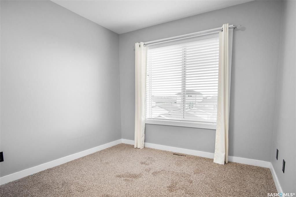 EVERGREEN小区2012年1265尺4房3卫双层独立屋出售。房屋位置佳，步行可达两所学校，公园购物，近高中，周围生活设施齐全。外墙采用石材装饰，一楼实木和瓷砖地板。客厅大窗户好彩光。厨房中岛大理石台面，全部不锈钢设备，多橱柜，带角柜，储物空间足。二楼三间全尺寸卧室。主卧外带 - 14