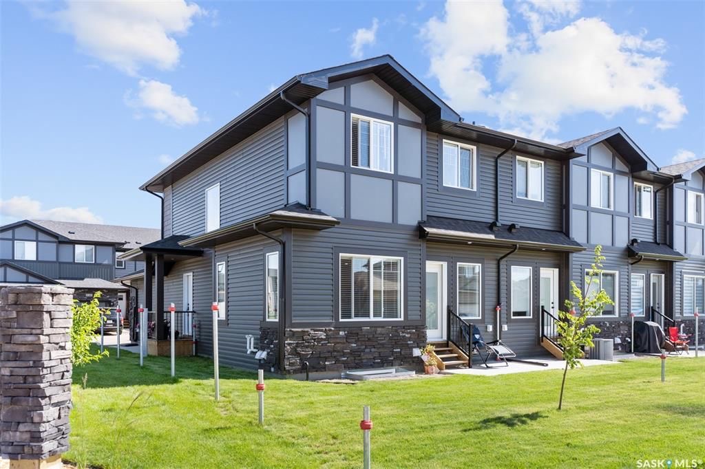 Evergreen小区2021年建1535尺3房3卫边户联排出售，带连房子双车库外加双车道，独立院子。一楼9尺层高，开放式设计，多窗户好采光。客厅带壁炉造型墙，厨房大理石台面，升级橱柜，另有独立收纳间，不锈钢家电，抽油烟机外排。二楼有3个大卧室外加一个多功能厅。主卧带步入式衣柜和 - 19