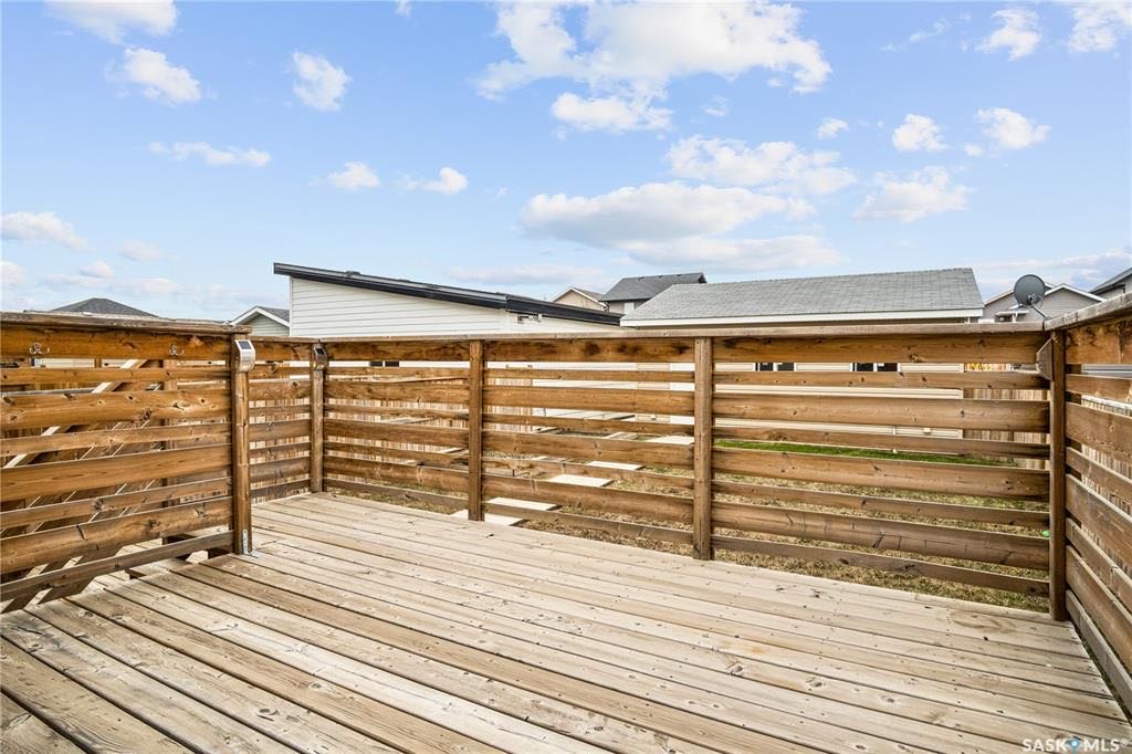 Evergreen小区1565尺2013年建4房4卫双层独立屋出售，近公园和购物中心，周边交通便利。外观设计新颖，开放式宽敞明亮的大厅，复合地板。大厨房带橱柜，和大面积操作台面，不锈钢设备。二楼三间大尺寸房间，主卧有步入式衣柜和双洗手台卫生间。二楼有单独洗衣房。地下室装修为一个一 - 9