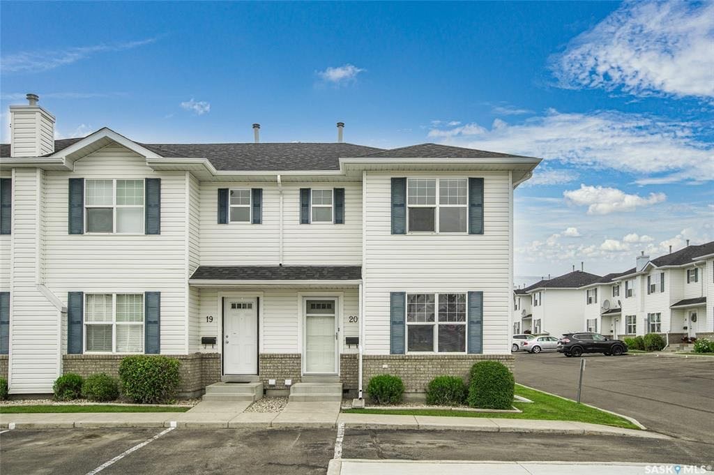 Lakewood小区2003年建3室2卫联排，安静边户，2车位，独立露台，空调。地下室完整装修有1个多功能厅。可以步行至附近商业购物方便，近小学。状况好，保养如新，开价$234900 有意请联系地产经纪Gary Gai - 4