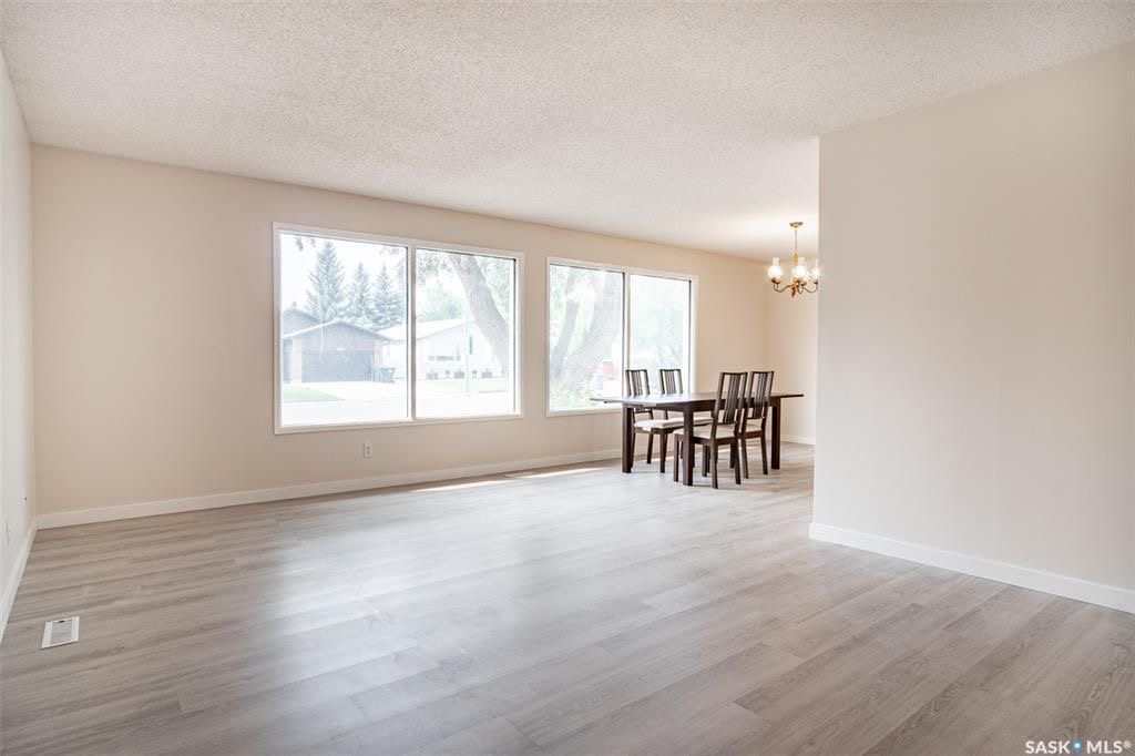 WILDWOOD小区1300尺4房3卫厅大平层独立屋出售，位置便利，近小学高中，周边配套设施齐全。 2013年新换瓦片，全新地板，近期更新了墙面，中央空调，浇水管道等其他设备。一楼功能性强好格局，地下室有装修好的娱乐休息区及卫生间。大面积后院和一个大露台，私密性强。 - 5