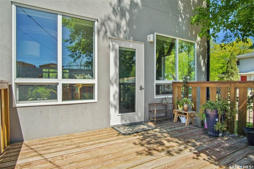 Holliston小区核心区域2012年建1625尺5房4卫半独立屋出售，步行可至学校,公园,8街购物。绝佳拐角边户，带双车库外加双车位，多窗户采光好。一楼9尺层高，双厅带实木地板，厨房大理石台面，枫木橱柜，不锈钢家电。二楼三个大卧室，主卧带独立洗手间全大理石洗手台面。地下室有独 - 23