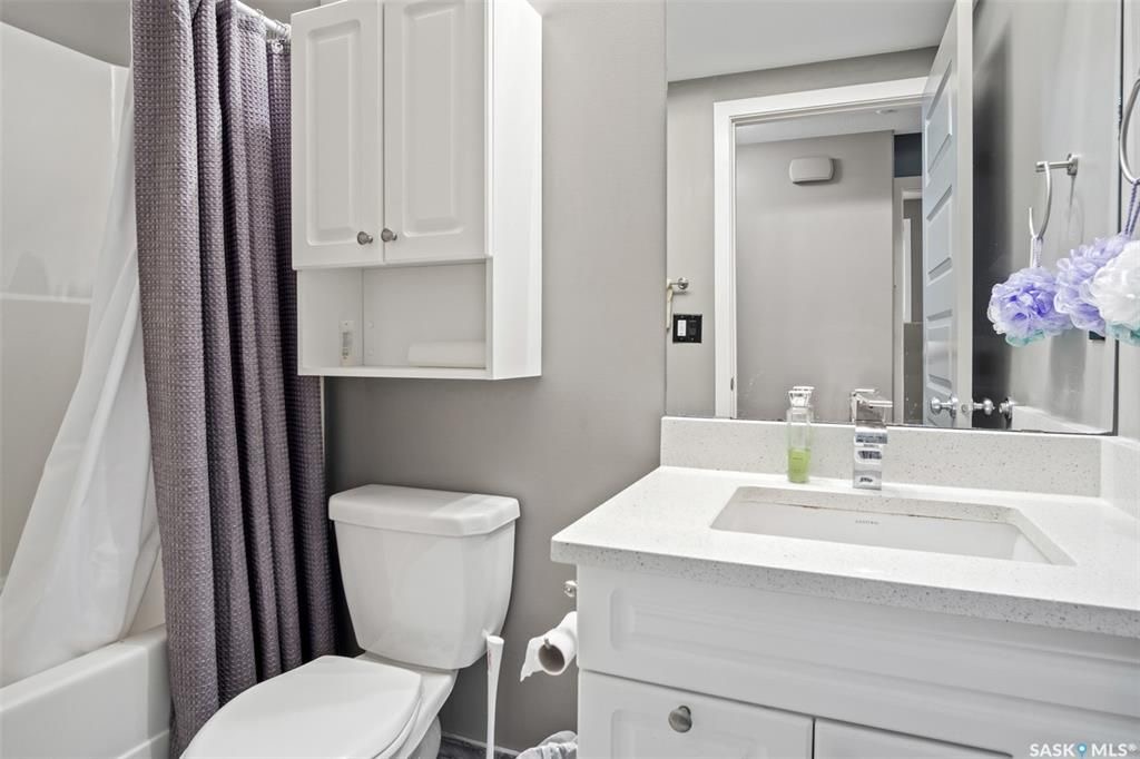 Aspen Ridge小区1165尺错层独立屋出售，本地西人业主，6房3卫，半地下室大窗带合法出租1厨1厅 2房间1卫分电表，独立出入独立洗衣烘干，独立热水器换风系统，另有1大厅或者房间用于主层住户使用，高档装修，全屋9尺，大理石台面，升级厨柜，双车库，拐角地块多停车位，带顶露台 - 33