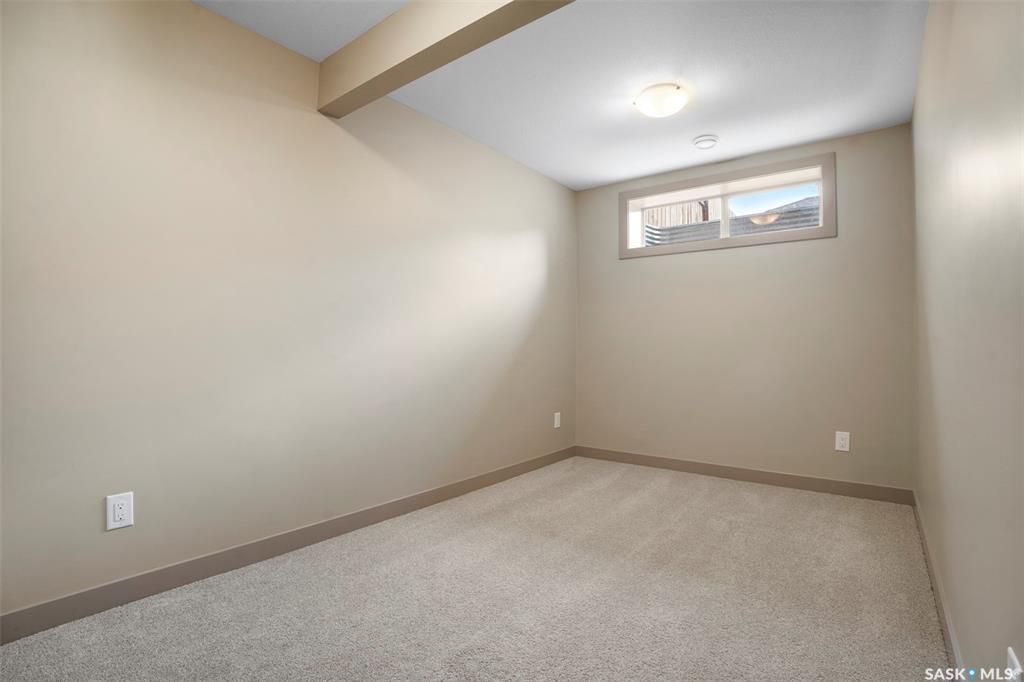 Evergreen小区核心路段2014年建1347尺4房4卫边户双车库联排别墅出售。房屋状况如新，可步行至小学和公园，近高中近购物。一楼客厅宽敞明亮，9英尺层高，高级复合板地板，全花岗岩台面，白色经典橱柜带阻泥，厨房不锈钢家电齐全。二楼洗衣房，超大主卧带完整洗手间和步入式衣柜。地 - 19