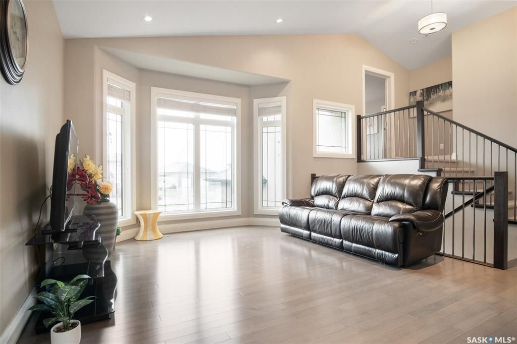 Evergreen 小区5房3卫错层独立屋出售，位于小区最优路段，安静宽敞私密，近小学，高中，公园，购物。高档装修，开放式设计，挑高尖顶，实木地板，飘窗，升级枫木厨房带不锈钢家电和角柜，全大理石台面及厨房背景砖，主卧带步入衣柜高档明卫干湿分离双洗手台洗手间，半地下室大窗户明亮如地 - 8