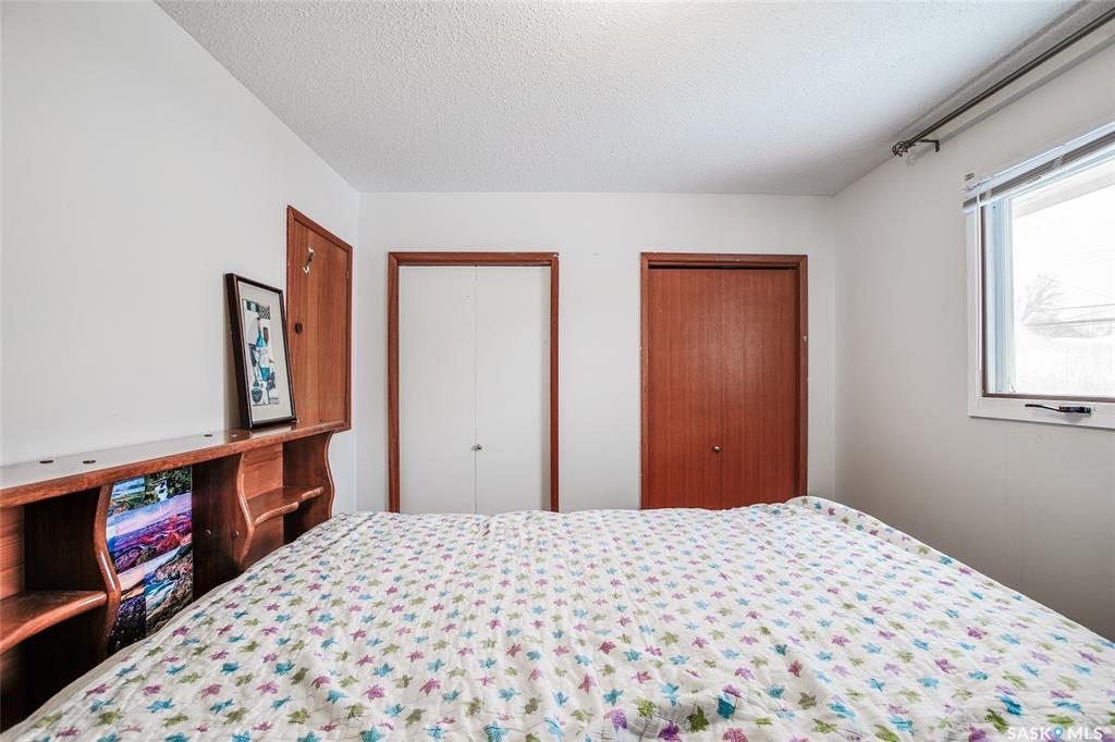 Exhibition小区安静街区，步行至河边，1120尺3+2房Bi Level错层独立屋出售。半地下室带2房一厅一厨一卫合法出租套间，独立出入，独立电表，独立锅炉暖气。租金稳定租客长期。另有单车库+一个车棚。更新有锅炉，瓦片 挂牌价格 $325000 - 7