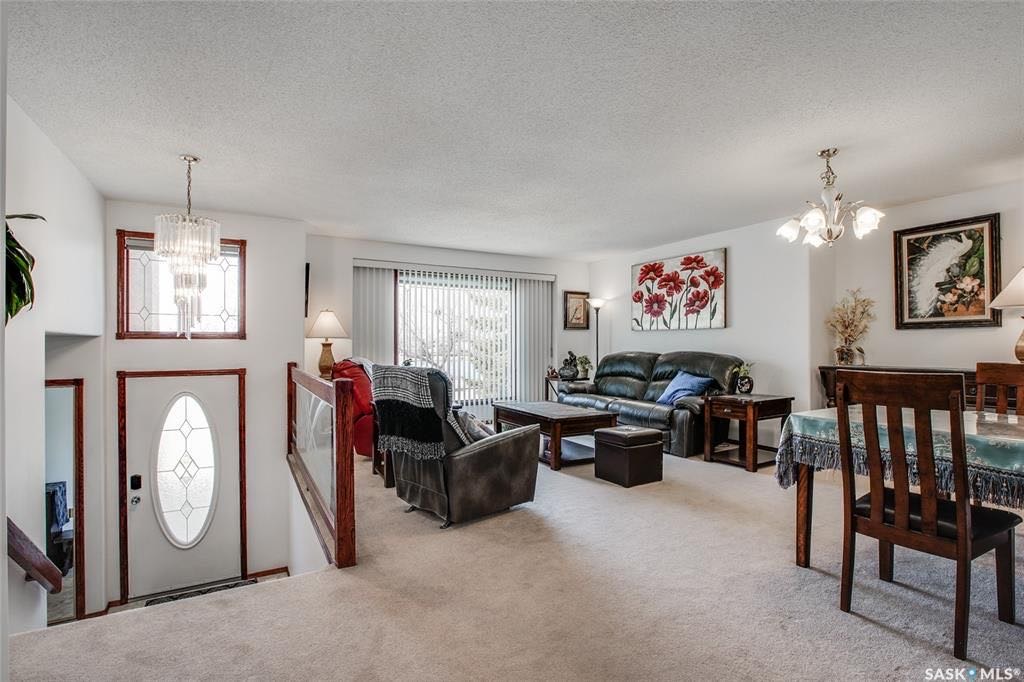 Erindale小区2016 尺湖景5房3厅独立屋出售。客厅和主卧可欣赏John Avant小湖公园，近Father Robinson和Dr John G Egnatoff小学。大窗户采光好，保养极佳，升级更新有：高效锅炉热水器（2018), 瓦片（2019），地板（2018 - 6