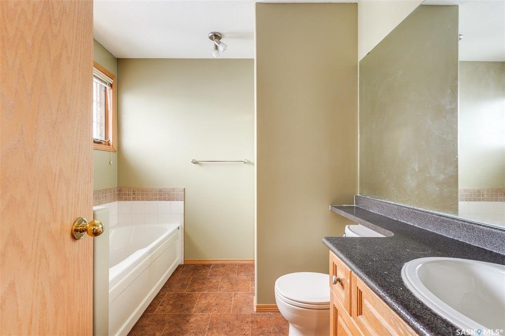 Lakeridge小区 步行200米到两所优质小学，1973尺 5房3卫独立屋出售，错层结构，良好保养，橡木橱柜，新漆墙面，大窗户多面朝阳采光，连房子双车库，安静路段，大地块，开价：$439000。有意请联系地产经纪Gary Gai 3063413677 微信：gary3677 - 13