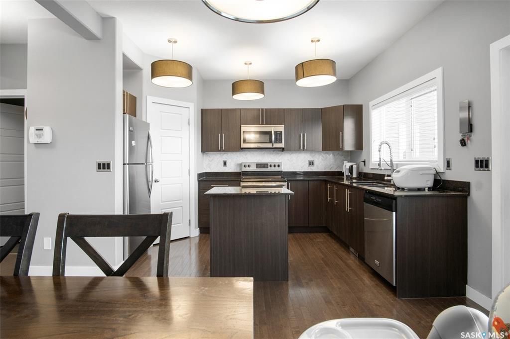 EVERGREEN小区2012年1265尺4房3卫双层独立屋出售。房屋位置佳，步行可达两所学校，公园购物，近高中，周围生活设施齐全。外墙采用石材装饰，一楼实木和瓷砖地板。客厅大窗户好彩光。厨房中岛大理石台面，全部不锈钢设备，多橱柜，带角柜，储物空间足。二楼三间全尺寸卧室。主卧外带 - 10