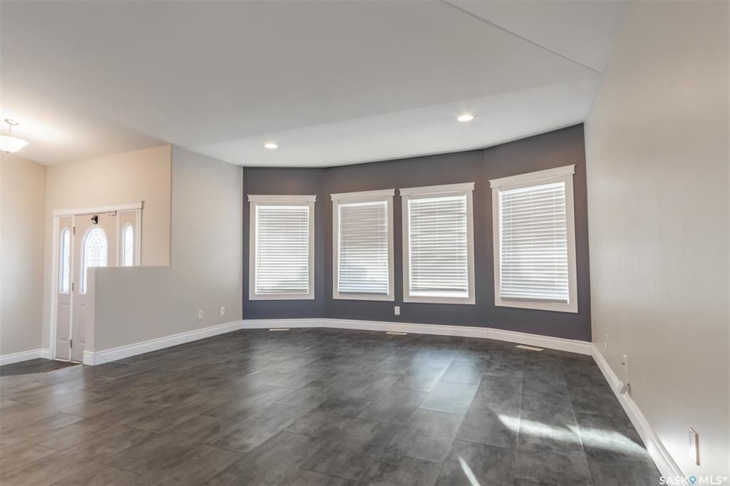 Briarwood小区1700尺双层独立屋出售。3房3卫独特户型，调高客厅，实木地板，多窗好采光，厨房橱柜充足，石面操作台。洗手间带按摩浴缸。地下室装修有一房一卫。加热双车库。成熟景观大院子。挂牌价格：$479900。详情请联系地产经纪Gary Gai 盖王睿 306341367 - 6