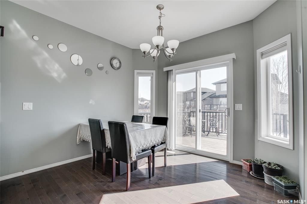 Stonebridge 小区2010年建，1717尺5房4卫外加一个多功能厅独立屋出售，三车库外加室外3车道，步行至Stonebridge小学，公园，附近购物，开发式设计多窗户好彩光餐厅客厅，二楼3个大房间外加一个超大多功能厅，地下室装修2房一卫一厨套间可用于出租。 - 6