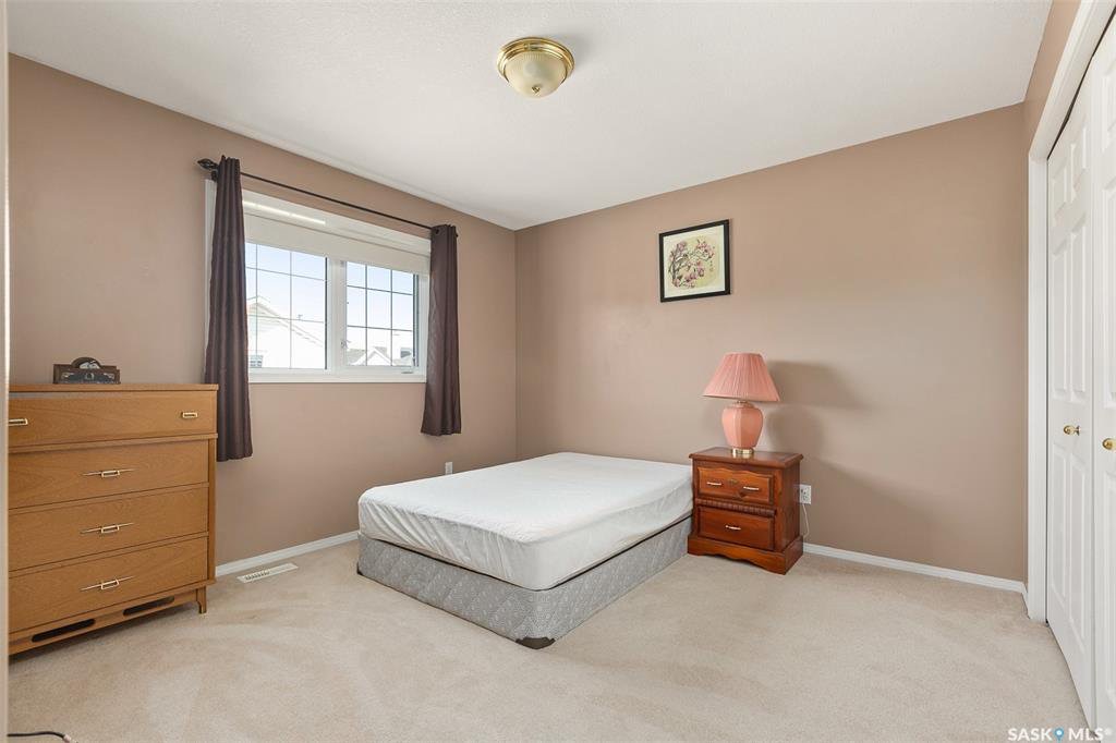 Erindale小区3室2卫联排，1207尺，步行至两所中学小学，商业购物。保养好，彩光好，地下室装修完工，带连房车库。开价$239000。 有意请联系地产经纪Gary Gai 3063413677 微信：gary3677 - 7