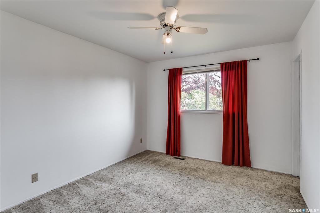 步行5分钟至8街Central Mall 错层bi level独立屋，5房3卫，地下室明亮大窗户，带车库，大地块，主卧带洗手间。开价$309000 - 5