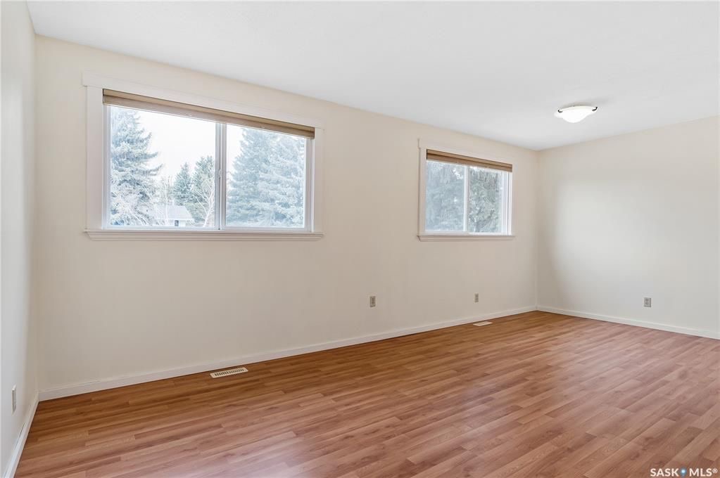 College Park小区近学校近八街安静好地段2274尺独立屋出售。4 房4卫3厅，错层结构。房屋宽敞明亮，实木/软木地板，更新升级厨房台面橱柜，朝南阳光房/正餐厅。二楼房间尺寸大全木地板；主卧带独立洗手间。地下室有超大活动空间，水吧台，洗手间，另有独立工作室。所有大件设备均 - 16