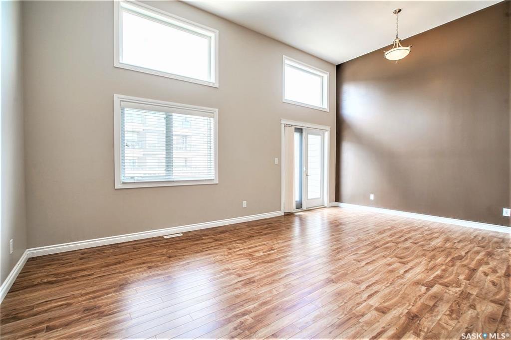 Stonebridge小区 1634 尺联排 4房4卫，安静边户，出售。大面积，挑高顶客厅，大窗户，厨房理石台面和不锈钢家电，主卧带独立洗手间。半地下室带大窗户。连房子单车库。步行可到小学，超市，公园。挂牌价格：$289000。详情请联系Royal LePage地产经纪Gary - 4