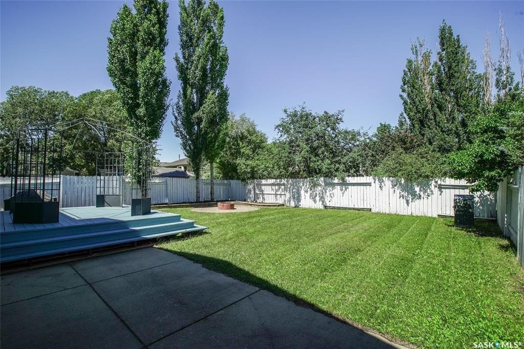 Lakeridge小区1995年建4房3卫3厅独立屋出售。尖顶挑高，3大卧室主卧带洗手间，半地下大活动厅，半地下大窗房间，私密大院子，双车库。保养佳，新刷漆。挂牌价格 $419000。详情联系地产经纪Gary Gai 盖王睿 3063413677 微信：gary3677 - 4