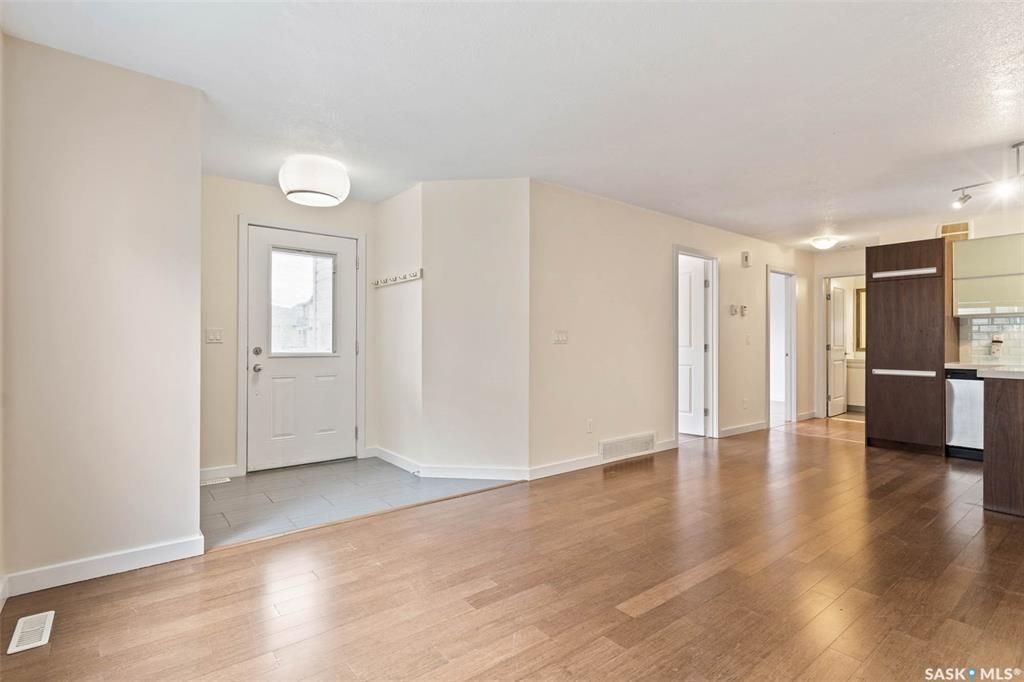 Willowgrove 小区两房一卫带未装修地下室边户联排出售。高档装修，多窗户好采光，开放式设计，竹木地板，厨房大理石台面，现代带阻尼橱柜，不锈钢家电。洗手间瓷砖地板带浴缸。卧室合成板地板。全新刷漆。外带一个室外停车位。小区内有健身房，游泳池等公共设施。位置方便近公园，学校，购 - 9