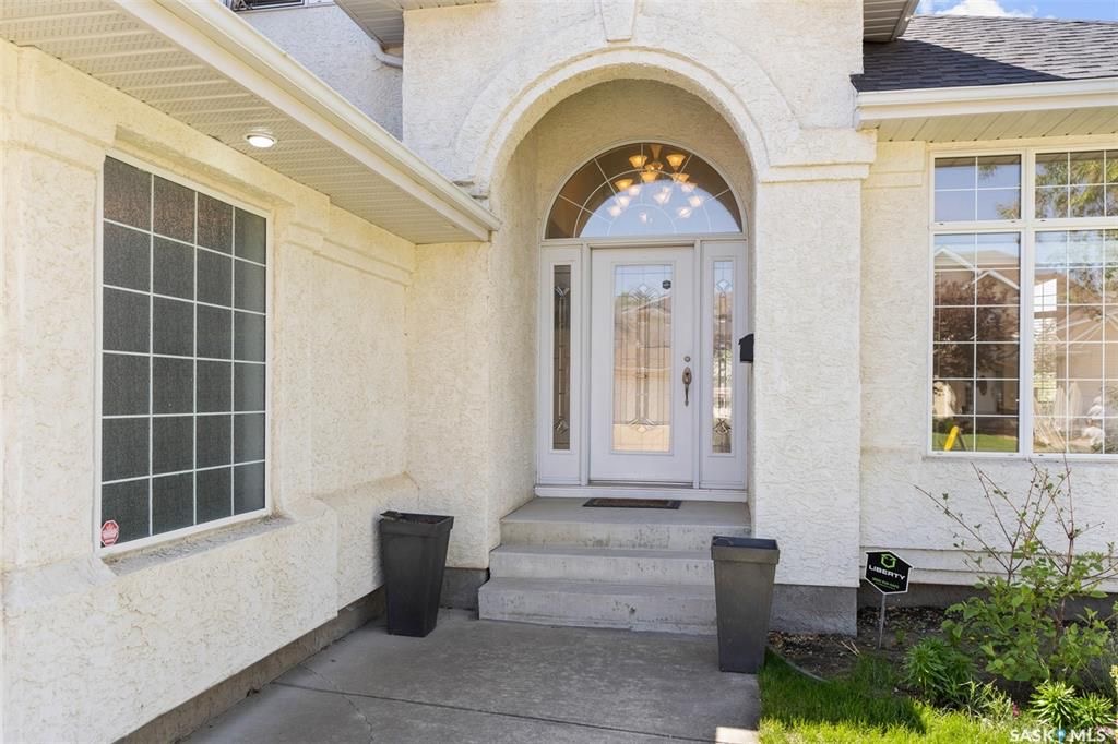 Arbor Creek小区私密安静最佳路段之一2122尺2层独立屋出售。2001年建，过6000尺大地块，5房，1个办公室，3个家庭厅，4卫，一楼挑高顶，明亮PVC大窗，双客厅双餐厅，厨房大理石台面，带独立角柜，新换地板，带一大尺寸书房（可做第六个卧室）二楼三个大房间主卧含独立洗 - 7