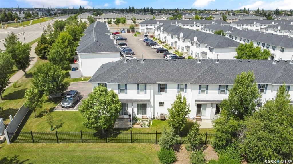 Lakewood小区2003年建3室2卫湖景联排，后院紧邻小湖公园绿地，好风景，好采光。房屋保养好，带双车位，新装中央空调，新换洗衣机，洗碗机，微波炉抽油烟机。客厅实木地板。可以步行至附近商业购物方便，近小学。状况好，保养如新，开价$239000。 有意请联系地产经纪Gary G - 21