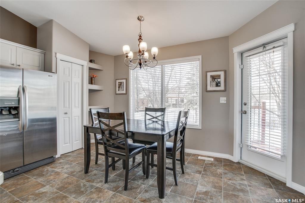 Briarwood小区1706尺独立屋出售，安静成熟街道，大部分设备装修都已升级（地板，窗户，洗手间，瓦片，锅炉，热水器，台面等），保养极佳。4房3卫，挑高顶，大客厅，大尺寸房间。大院子私密性好。地下室完整装修，加大尺寸双车库。挂牌价格：$479000。有意请联系Gary Gai - 5