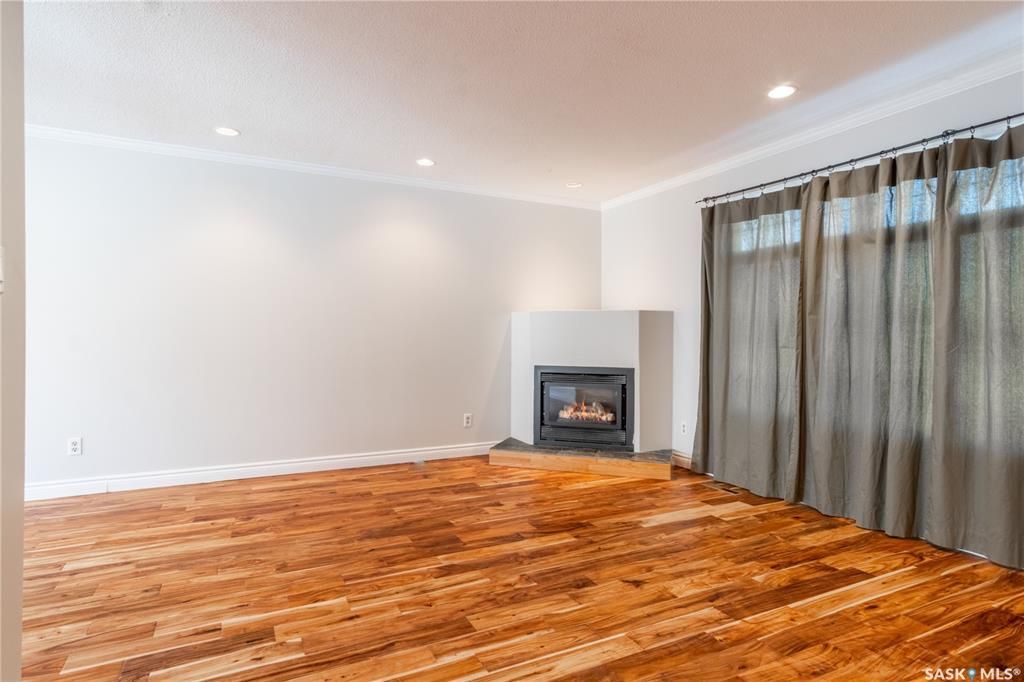 超大R2地块 3 错层Nutana Park小区独立屋出售。面对公园，近学校，购物中心。5房3卫，双车库外加5车位。全新实木地板，地毯，厨房大理石台面，不锈钢家电。主卧带独立洗手间，高效锅炉热水器。私密大院子。保养佳。挂牌价格：419000。有意请联系地产经纪Gary Gai 盖 - 5